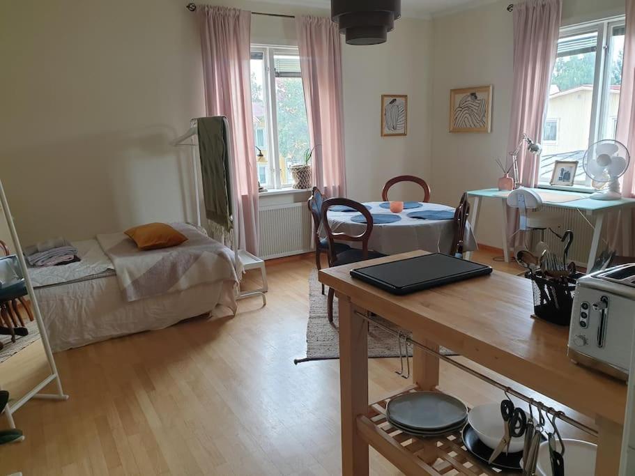Centrala Stan- 2-Rums Gaestsvit, Perfekt Foer Kollegor Som Oenskar Separata Rum Umeå Exteriér fotografie